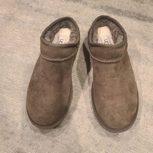 New UGG Claasic Sandals Size 7